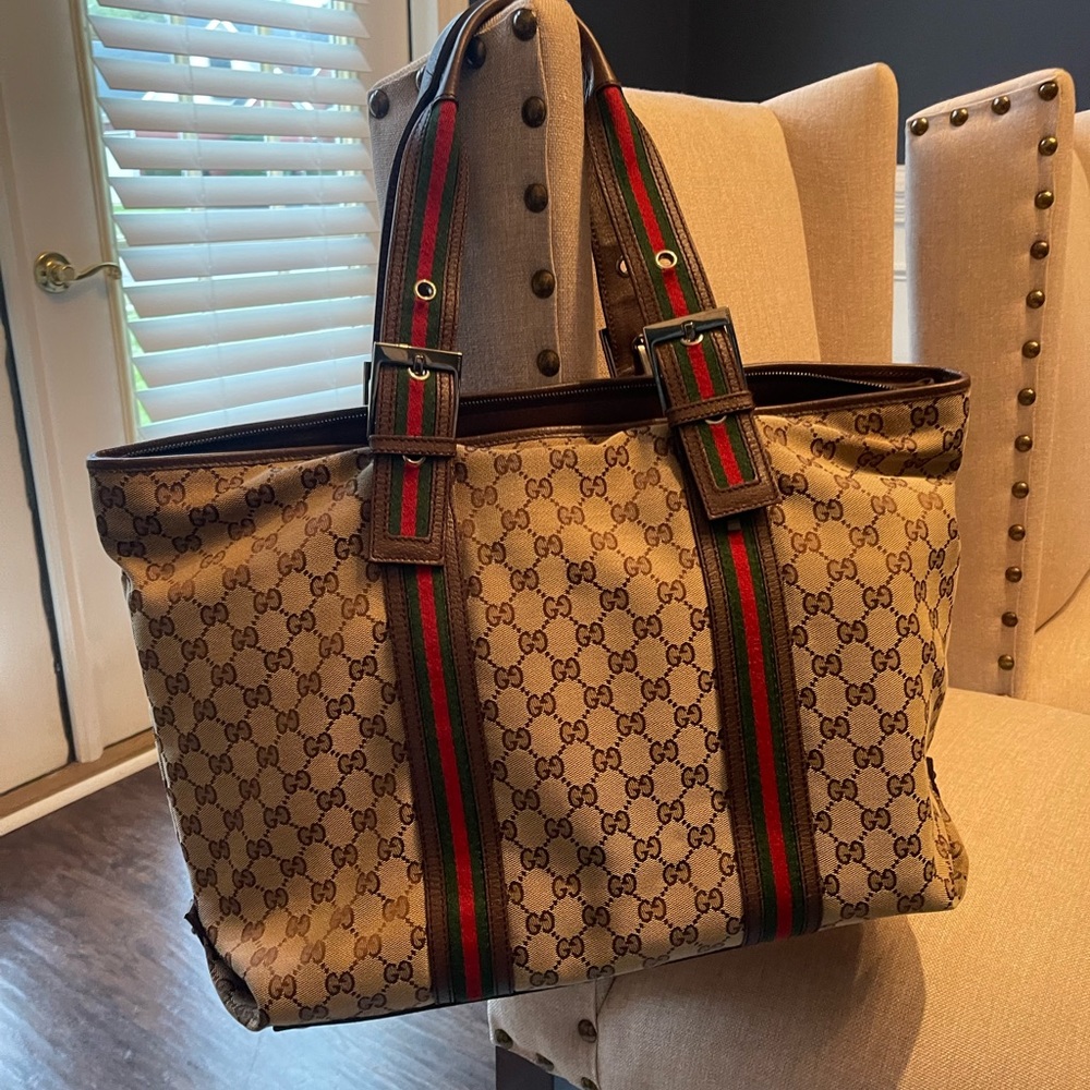 Vintage Pre-owned Authentic Gucci purse with red organizer Insert.